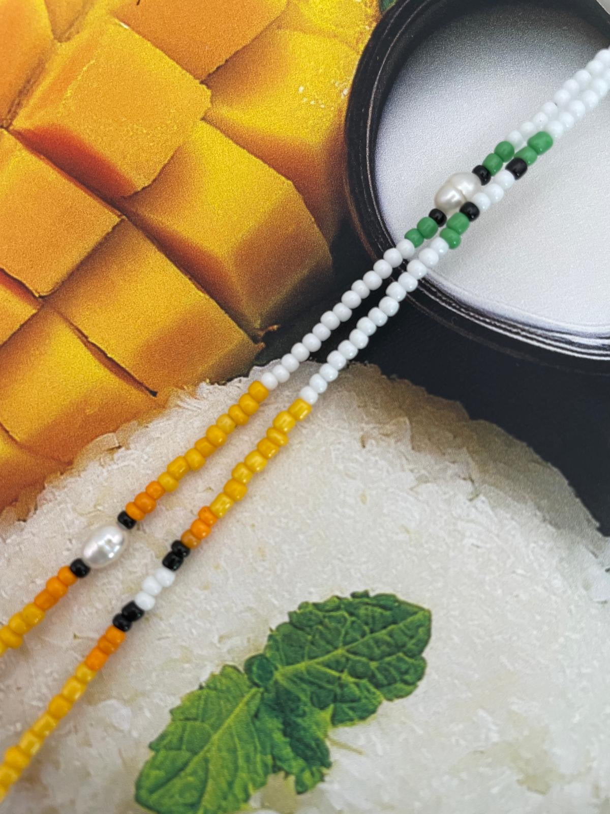 Weisses Unisex T-Shirt mit Mango Sticky Rice Food-Print mit passendem handgefertigtem Brillenband, ein Brillenband mit Perlen und ein Brillenband ohne Perlen
