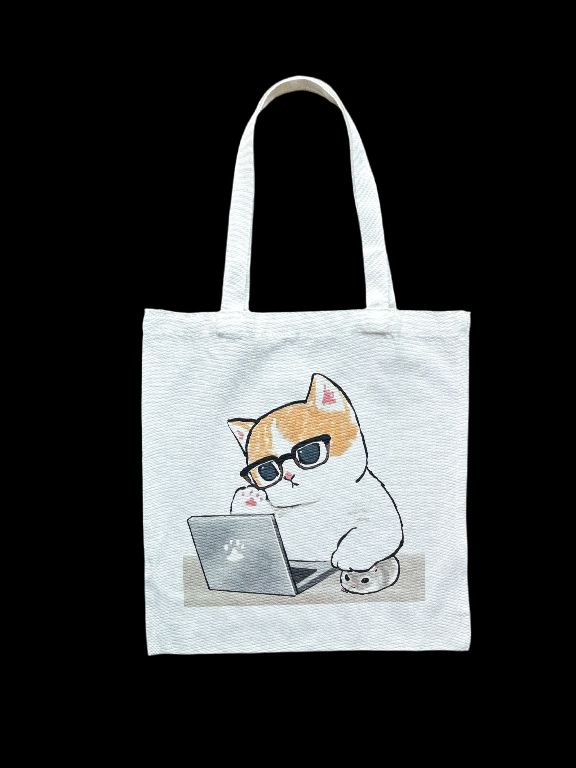 Weisse Stofftasche mit Druck einer arbeitenden Katze mit Brille, die an einem grauen Laptop sitzt mit echter Maus als Computermaus – witziges Design für Katzenfans