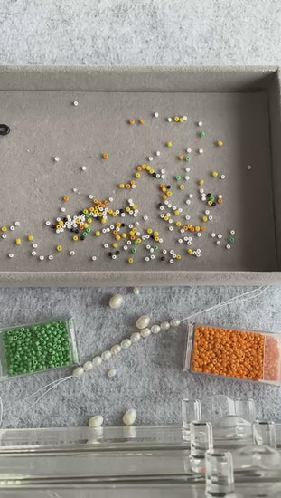 Video Herstellung von Brillenbändern mit Perlen und Faden in den Farben von Mango Sticky Rice