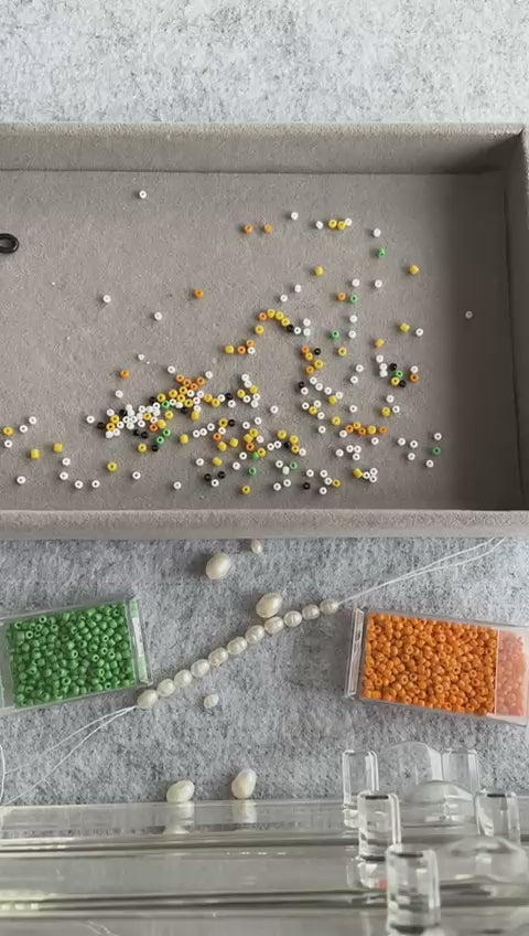 Video Herstellung von Brillenbändern mit Perlen und Faden in den Farben von Mango Sticky Rice